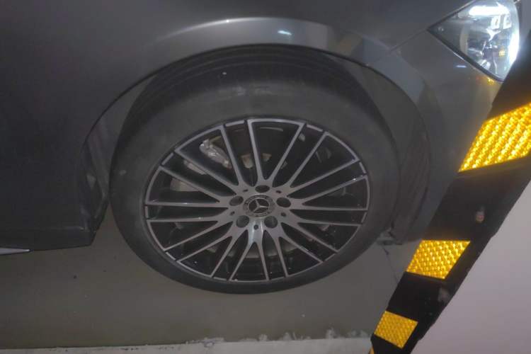 Used Mercedes-Benz C-Class 2022 Restyled C 260 L Sport Edition Right Front Wheel Hub