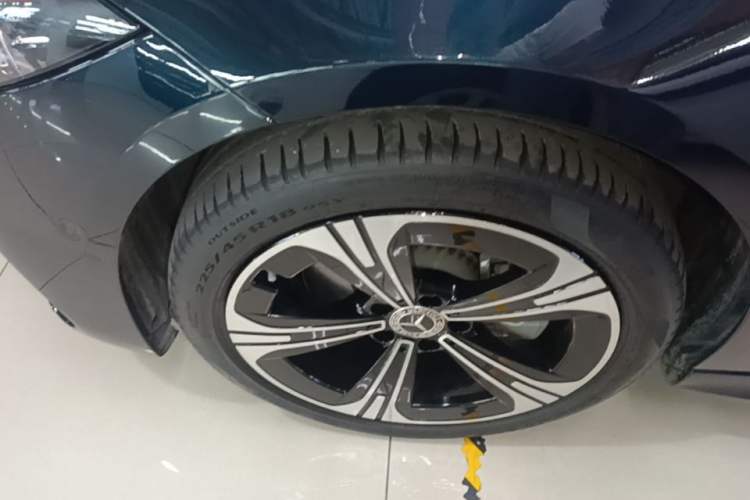 Used Mercedes-Benz C-Class 2022 Revised C 260 L Starry Night Sport Edition Left Front Wheel Hub