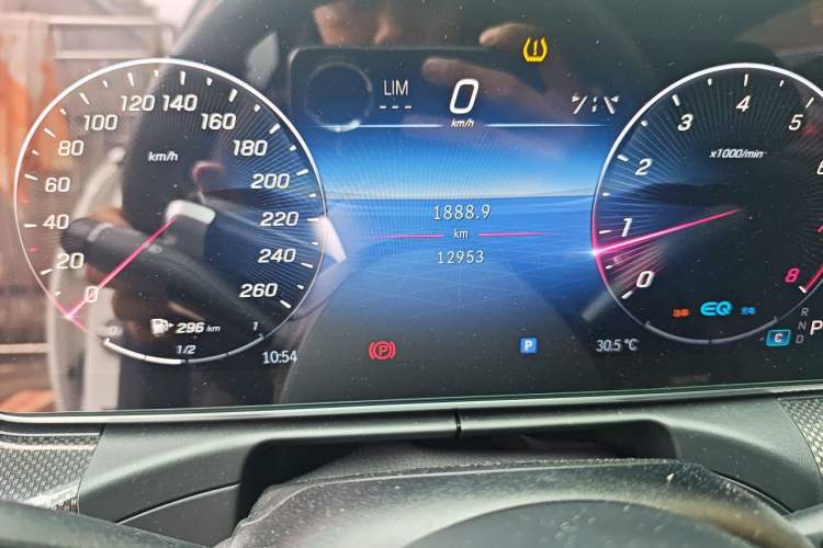 Used Mercedes-Benz C-Class 2022 Restyled C 260 L Sport Edition Odometer Close Up