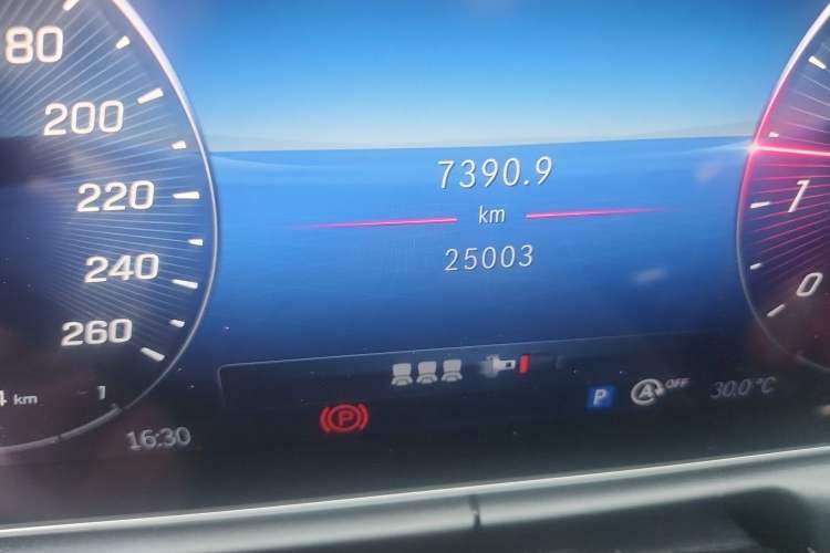 Used Mercedes-Benz C-Class 2022 Restyled C 200 L Sport Edition Odometer Close Up