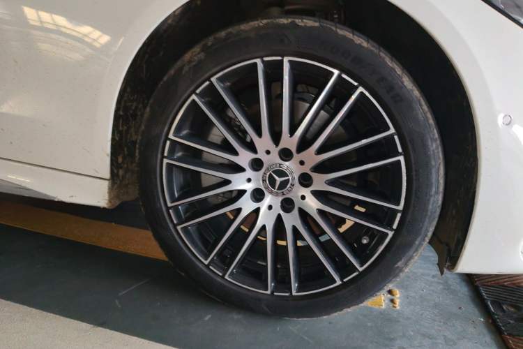 Used Mercedes-Benz C-Class 2022 Restyled C 260 L Sport Edition Right Front Wheel Hub