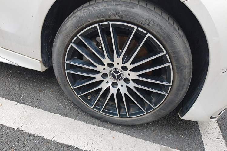 Used Mercedes-Benz C-Class 2022 Restyled C 260 L Sport Edition Right Front Wheel Hub
