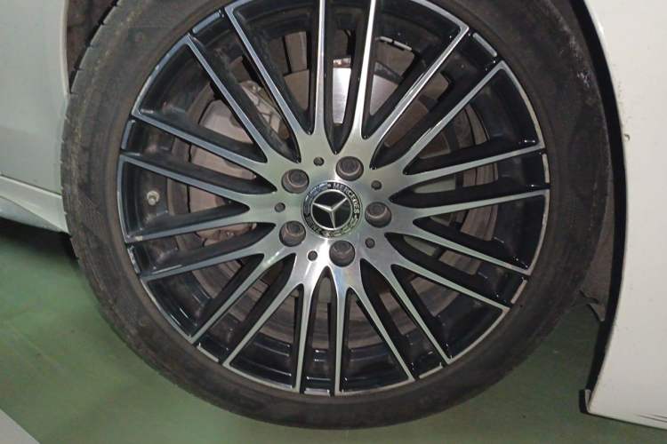 Used Mercedes-Benz C-Class 2022 Restyled C 260 L Sport Edition Right Front Wheel Hub