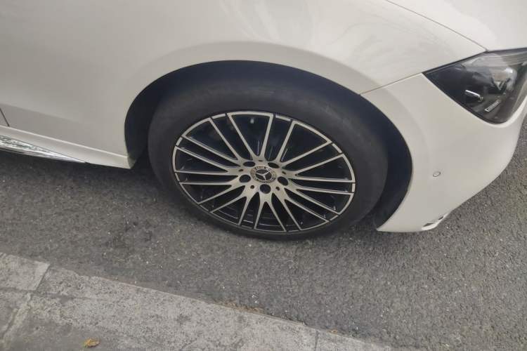Used Mercedes-Benz C-Class 2022 Restyled C 260 L Sport Edition Right Front Wheel Hub
