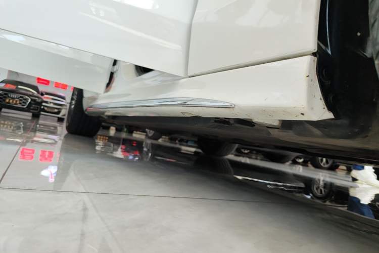 Used Mercedes-Benz C-Class 2022 Restyled C 260 L Sport Edition Right Side Sill