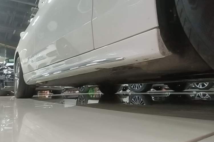 Used Mercedes-Benz C-Class 2022 C 200 L Sport Edition Right Side Sill