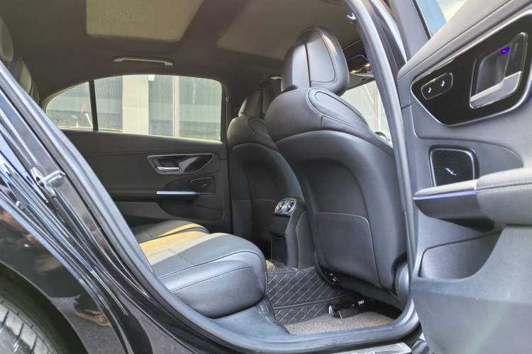 Used Mercedes-Benz C-Class 2023 C 260 L Interior 6