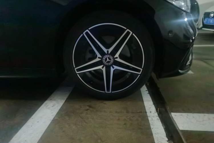 Used Mercedes-Benz C-Class 2023 Second Facelift C 260 L Starry Night Sports Edition Right Front Wheel Hub