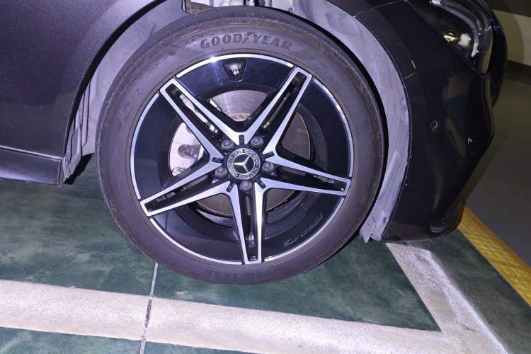 Used Mercedes-Benz C-Class 2023 Second Facelift C 260 L Starry Night Sports Edition Right Front Wheel Hub