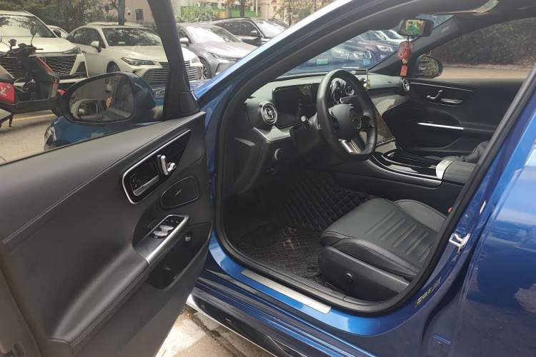 Used Mercedes-Benz C-Class 2023 Revised C 200 L Sport Edition Driver Seat