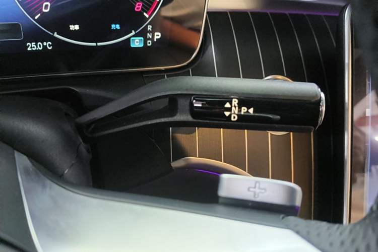 Used Mercedes-Benz C-Class 2023 Second Facelift C 260 L Sport Edition Gear Lever
