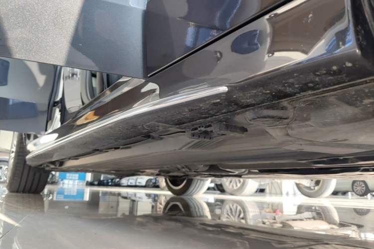 Used Mercedes-Benz C-Class 2023 C 260 L Sport Edition 4MATIC Right Side Sill