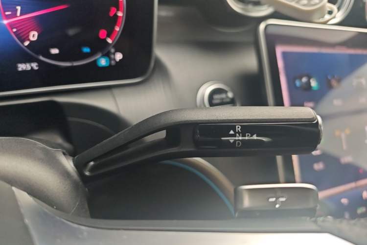 Used Mercedes-Benz C-Class 2023 Restyled C 260 L Night Edition Sports Version Gear Lever