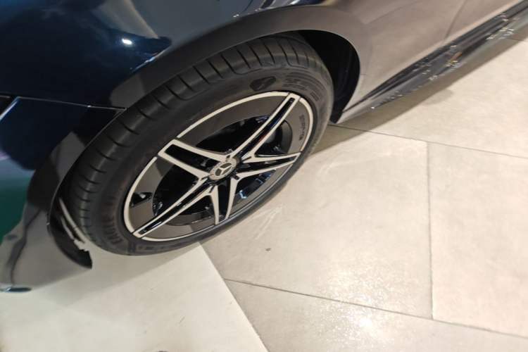 Used Mercedes-Benz C-Class 2023 C 260 L Bright Night Sports Edition Left Front Wheel Hub