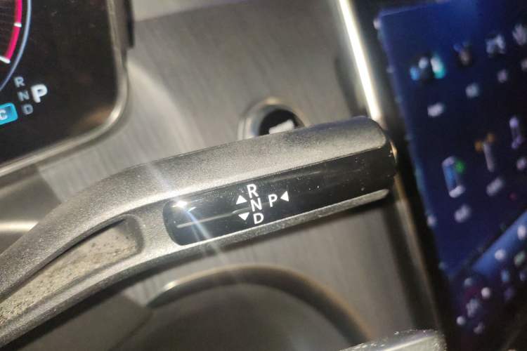 Used Mercedes-Benz C-Class 2023 Revised C 200 L Sport Edition Gear Lever