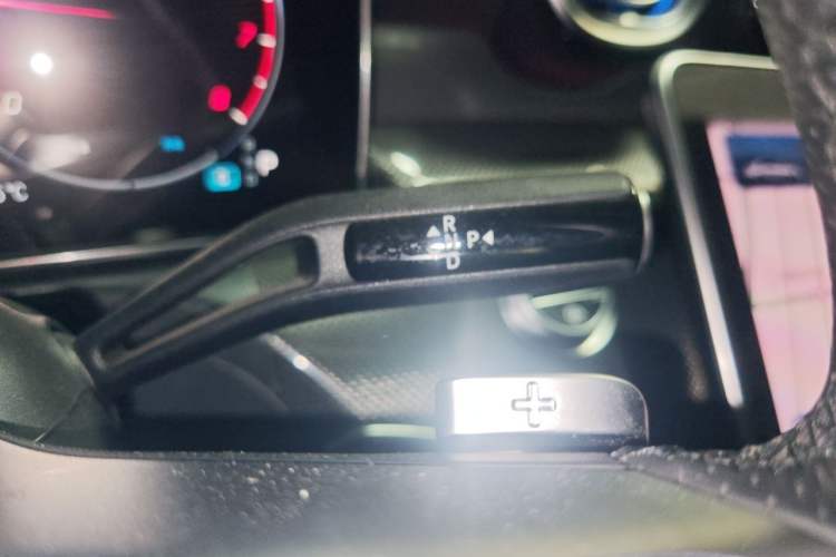 Used Mercedes-Benz C-Class 2023 Restyled C 260 L Night Edition Sports Version Gear Lever