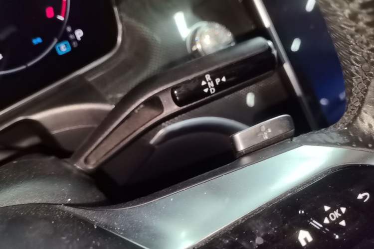 Used Mercedes-Benz C-Class 2023 C 260 L Sport Edition Gear Lever