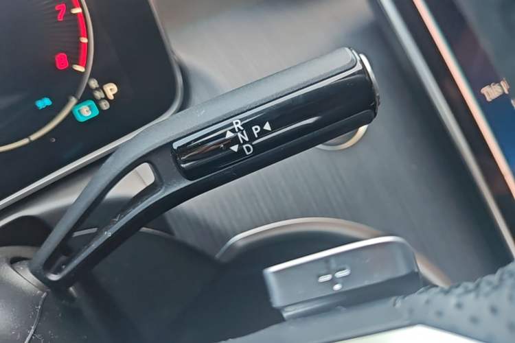Used Mercedes-Benz C-Class 2023 Revised C 200 L Sport Edition Gear Lever