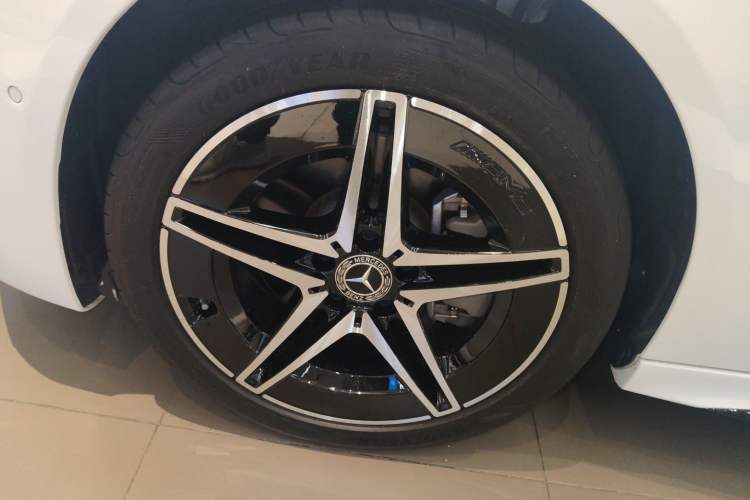 Used Mercedes-Benz C-Class 2023 C 260 L Bright Night Sports Edition Left Front Wheel Hub