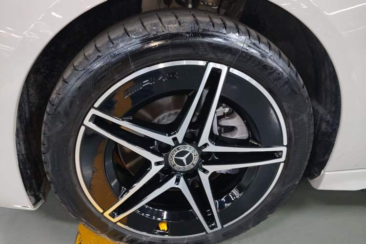 Used Mercedes-Benz C-Class 2023 C 260 L Bright Night Sports Edition Left Front Wheel Hub