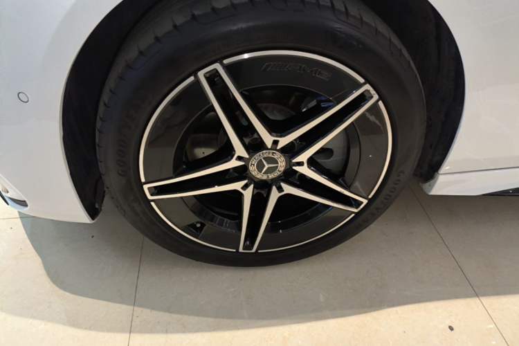 Used Mercedes-Benz C-Class 2023 Second Facelift C 260 L Starry Night Sports Edition Left Front Wheel Hub