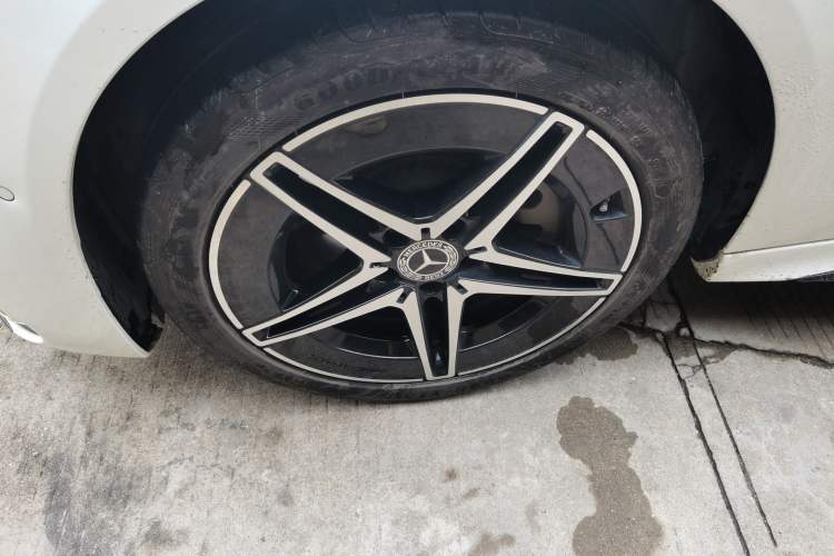Used Mercedes-Benz C-Class 2023 Second Facelift C 260 L Starry Night Sports Edition Left Front Wheel Hub