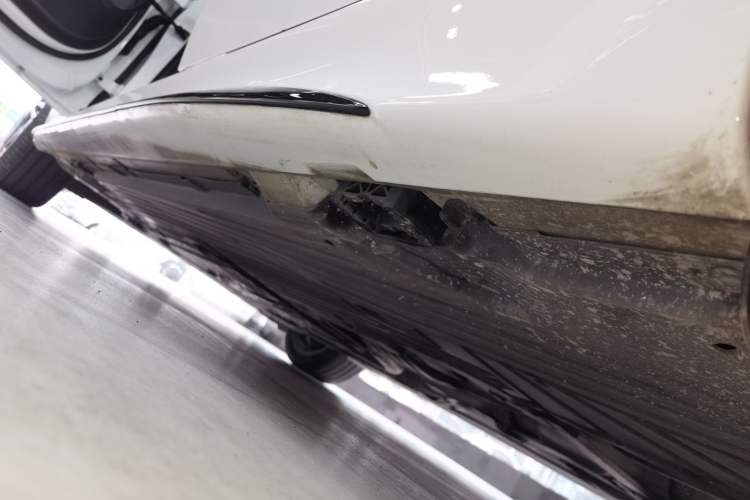 Used Mercedes-Benz C-Class 2023 Restyled C 260 L Night Edition Sports Version Left Side Sill
