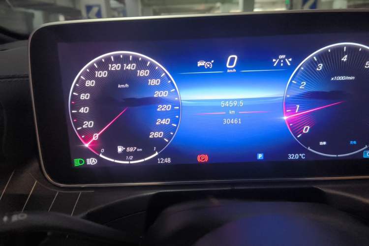Used Mercedes-Benz C-Class 2023 Restyled C 260 L Sport Edition Odometer Close Up