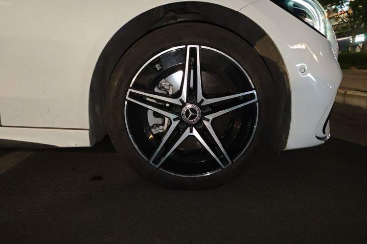 Used Mercedes-Benz C-Class 2023 Second Facelift C 260 L Starry Night Sports Edition Right Front Wheel Hub
