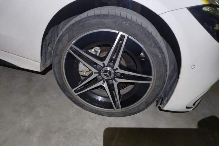 Used Mercedes-Benz C-Class 2023 Second Facelift C 260 L Starry Night Sports Edition Right Front Wheel Hub