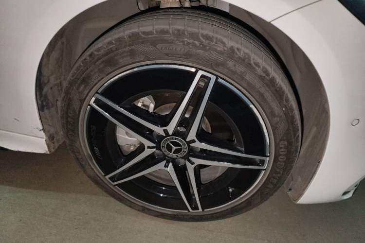 Used Mercedes-Benz C-Class 2023 C 260 L Bright Night Sports Edition Right Front Wheel Hub