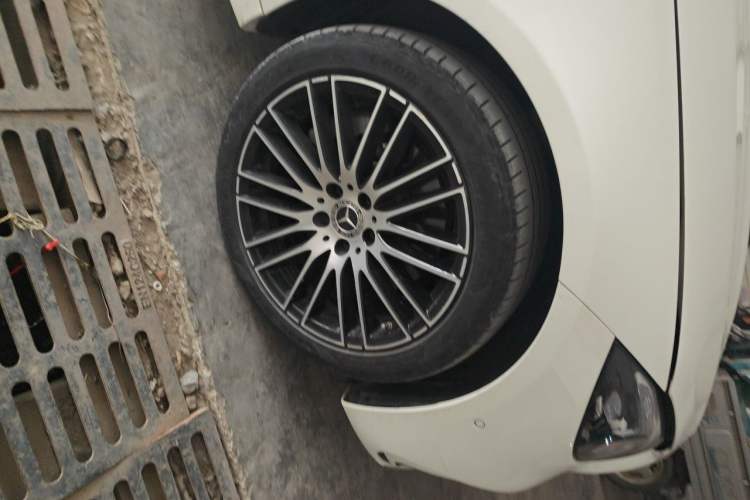 Used Mercedes-Benz C-Class 2023 C 260 L Sport Edition Right Front Wheel Hub