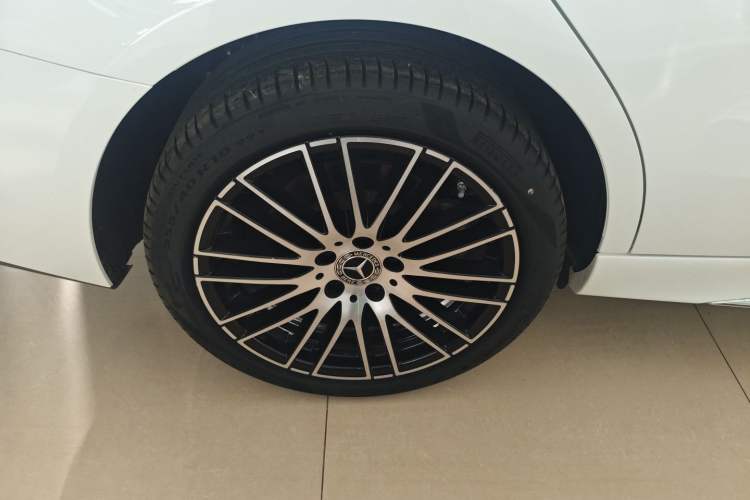Used Mercedes-Benz C-Class 2023 Revised C 200 L Sport Edition Right Rear Wheel Hub