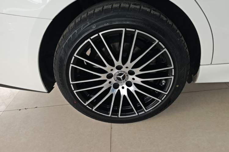 Used Mercedes-Benz C-Class 2023 Revised C 200 L Sport Edition Right Rear Wheel Hub