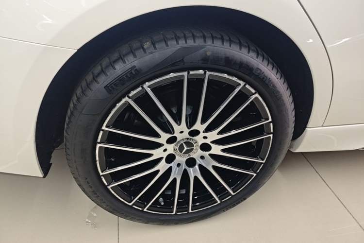 Used Mercedes-Benz C-Class 2023 Revised C 200 L Sport Edition Right Rear Wheel Hub