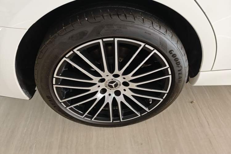 Used Mercedes-Benz C-Class 2023 Revised C 200 L Sport Edition Right Rear Wheel Hub