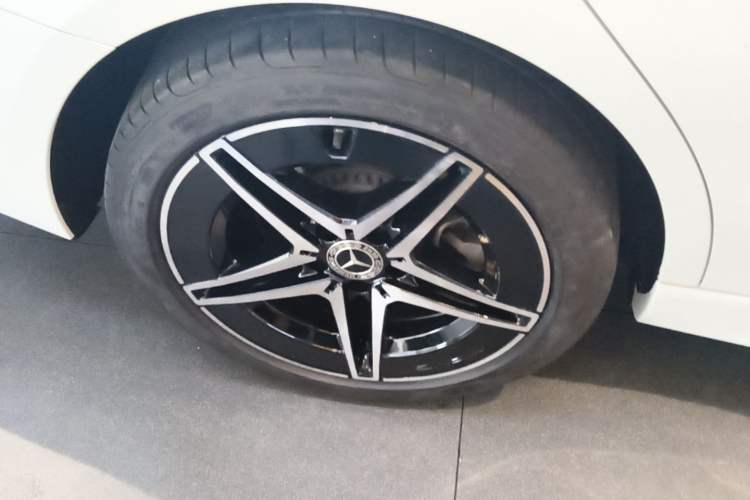 Used Mercedes-Benz C-Class 2023 Second Facelift C 260 L Starry Night Sports Edition Right Rear Wheel Hub