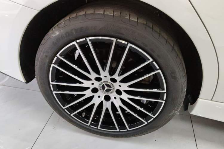Used Mercedes-Benz C-Class 2023 Revised C 200 L Sport Edition Right Rear Wheel Hub
