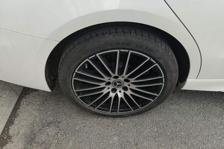 Used Mercedes-Benz C-Class 2023 Revised C 200 L Sport Edition Right Rear Wheel Hub