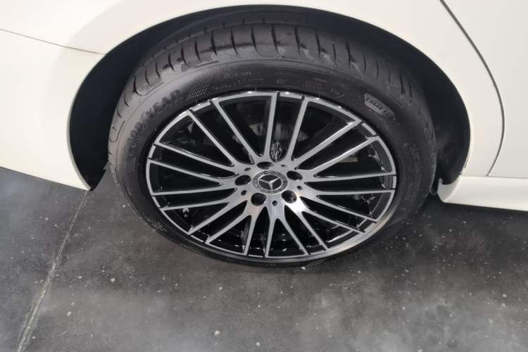 Used Mercedes-Benz C-Class 2023 Revised C 200 L Sport Edition Right Rear Wheel Hub