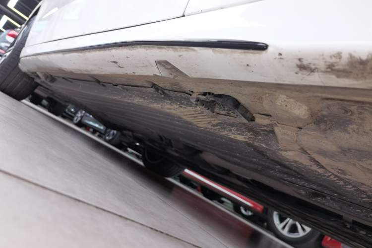 Used Mercedes-Benz C-Class 2023 Restyled C 260 L Night Edition Sports Version Right Side Sill