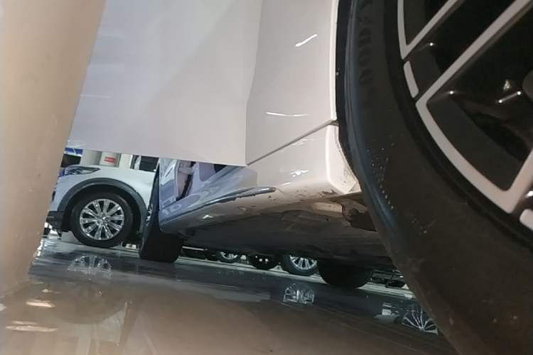 Used Mercedes-Benz C-Class 2023 Second Facelift C 260 L Sport Edition Right Side Sill