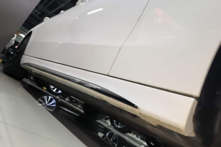 Used Mercedes-Benz C-Class 2023 Restyled C 260 L Night Edition Sports Version Right Side Sill