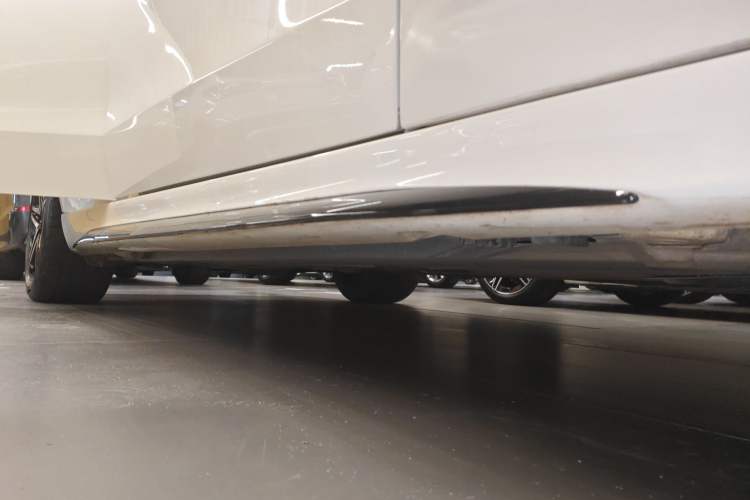Used Mercedes-Benz C-Class 2023 C 260 L Bright Night Sports Edition Right Side Sill