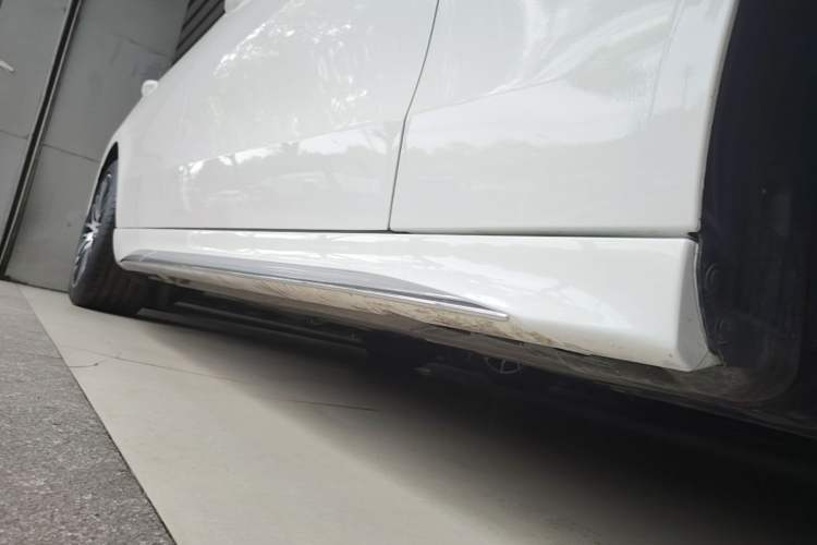 Used Mercedes-Benz C-Class 2023 Restyled C 260 L Sport Edition Right Side Sill