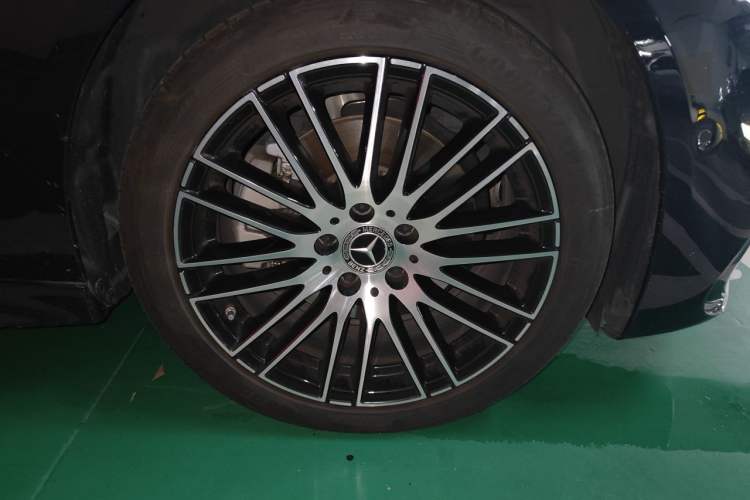 Used Mercedes-Benz C-Class 2024 Restyled C 200 L Sport Edition Right Front Wheel Hub
