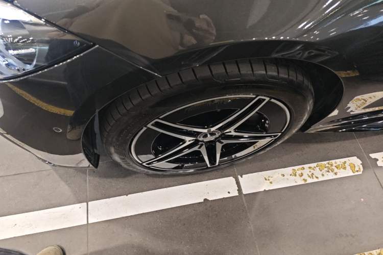 Used Mercedes-Benz C-Class 2024 Second Facelift C 260 L Starry Night Sport Edition Left Front Wheel Hub