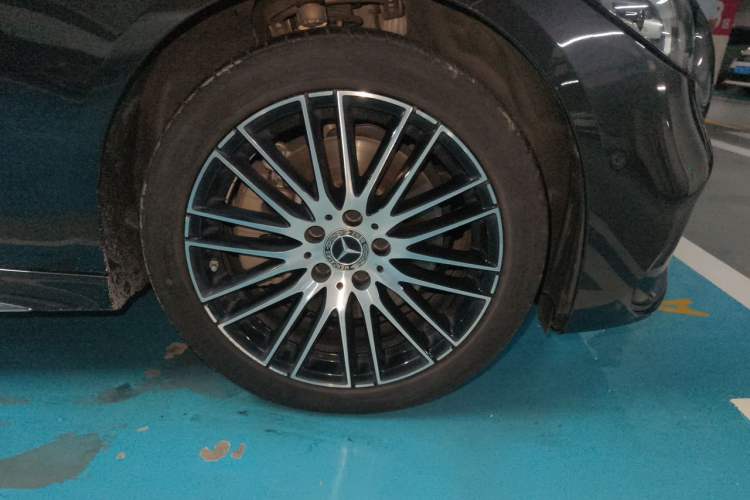 Used Mercedes-Benz C-Class 2024 Restyled C 260 L Sport Edition Right Front Wheel Hub