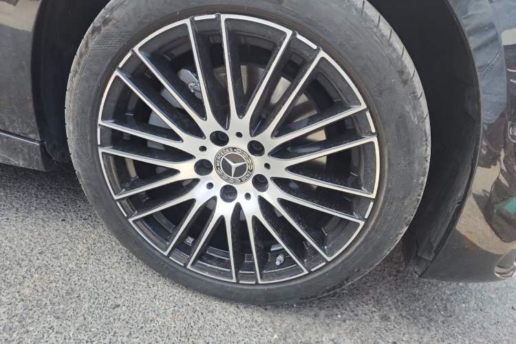 Used Mercedes-Benz C-Class 2024 Restyled C 260 L Sport Edition Right Front Wheel Hub