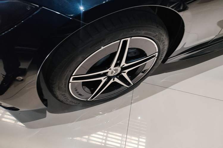 Used Mercedes-Benz C-Class 2024 Second Facelift C 260 L Starry Night Sport Edition Left Front Wheel Hub
